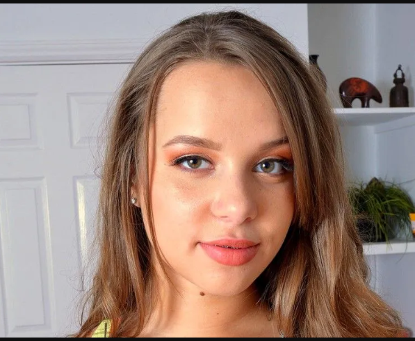 Who Is Liza Rowe? Age, Boyfriend, Net Worth & Career Timeline